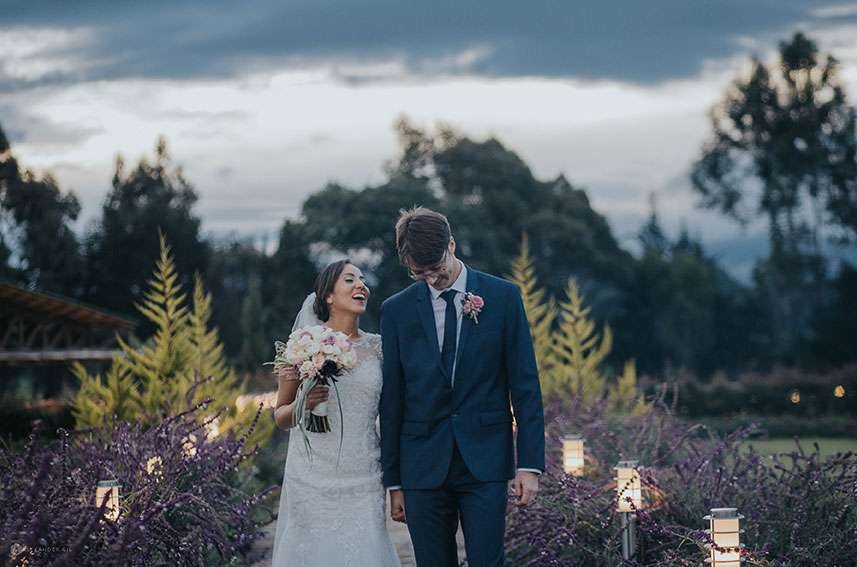 Ceremonia de boda en un jardín rodeado de montañas en Villa de Leyva
