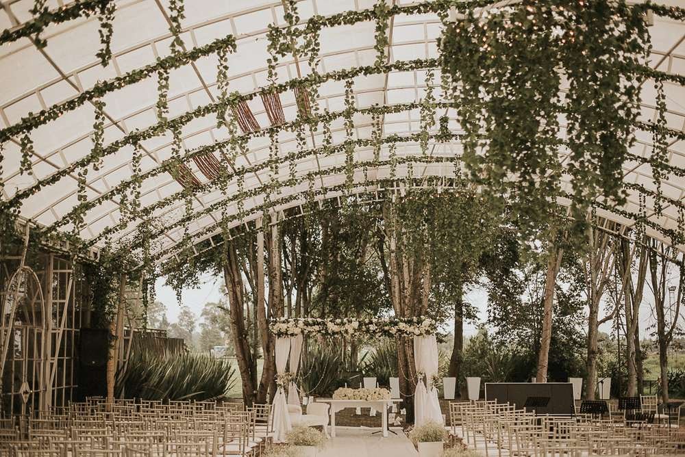 lugar para matrimonios en Bogotá, Altar decorado para matrimonio en salón de eventos