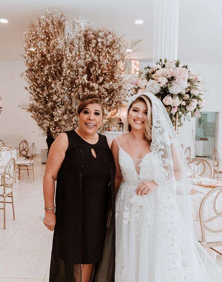 Wedding planner Maria de los Angeles Osorio junto a una novia acompñandola en su boda en Bogotá