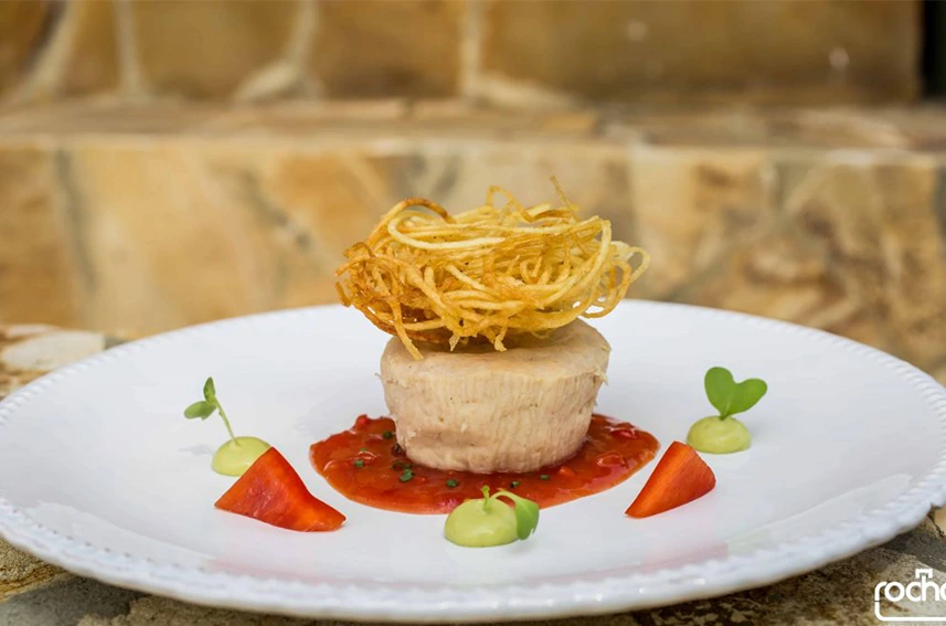 Plato gourmet de autor, ejemplo de nuestro menú personalizado para cenas en eventos corporativos. 