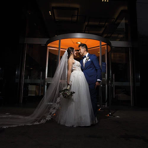 Boda de estilo industrial-moderno en Bogotá, con luces colgantes y mobiliario contemporáneo. Planificación por Eventos Bella Suiza
