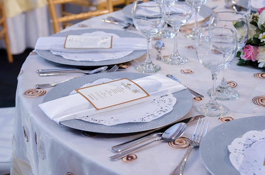 Montaje de mesa elegante para un almuerzo ejecutivo, parte de nuestro servicio de catering empresarial en Colombia. 