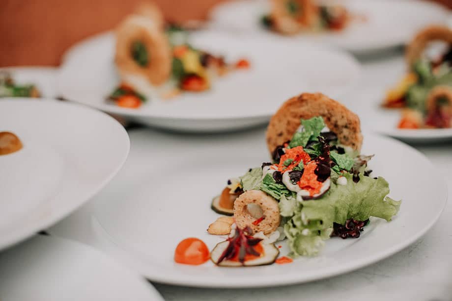 Plato de alta gastronomía y servicio de banquetes para matrimonios en Bogotá.