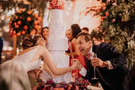 Novios cortando el pastel de bodas