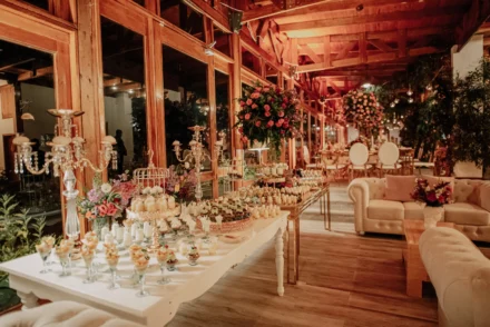 Elegante salón de bodas con luces cálidas y una decoración sofisticada