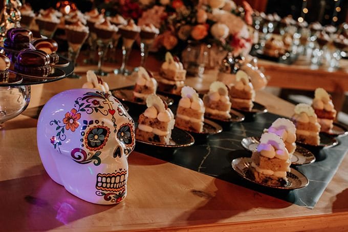 Salón de bodas elegante con mesas decoradas para un evento en Bogotá
