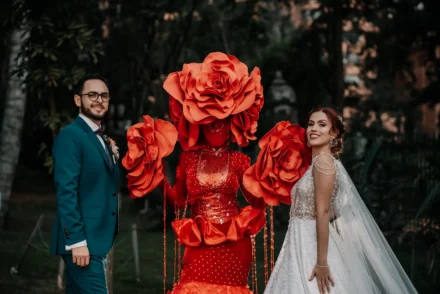 Novios juntos a una escultura de rosas en su boda