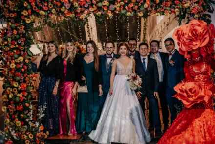 Pareja de novios celebrando con amigos el día de su boda.
