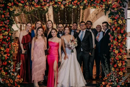 celebrando con amigos el día de su boda.