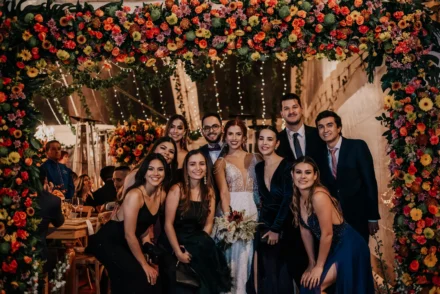 Pareja de novios celebrando con amigos el día de su boda.