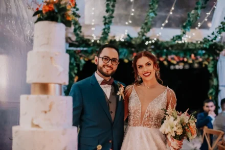 Novia y esposo brindando durante la recepción de su boda.