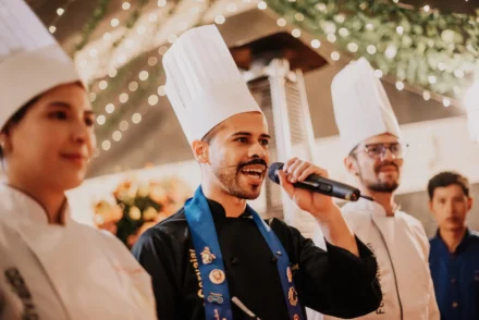 Chef animando a los invitados en una boda con una tarta decorada