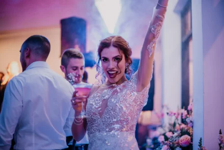 Novia disfrutando de su fiesta de bodas