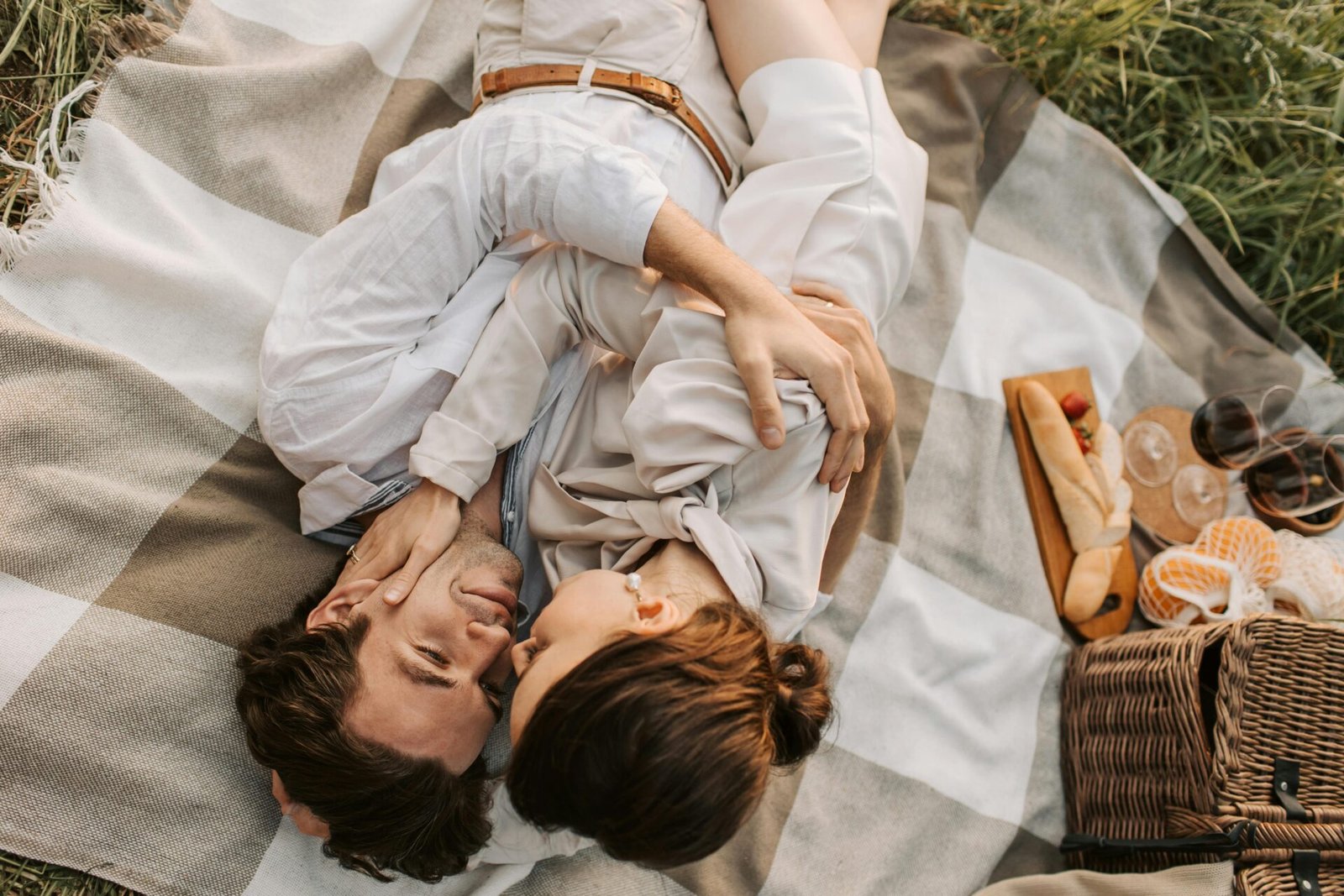 Pareja feliz brindando en una cena romántica para su aniversario de bodas