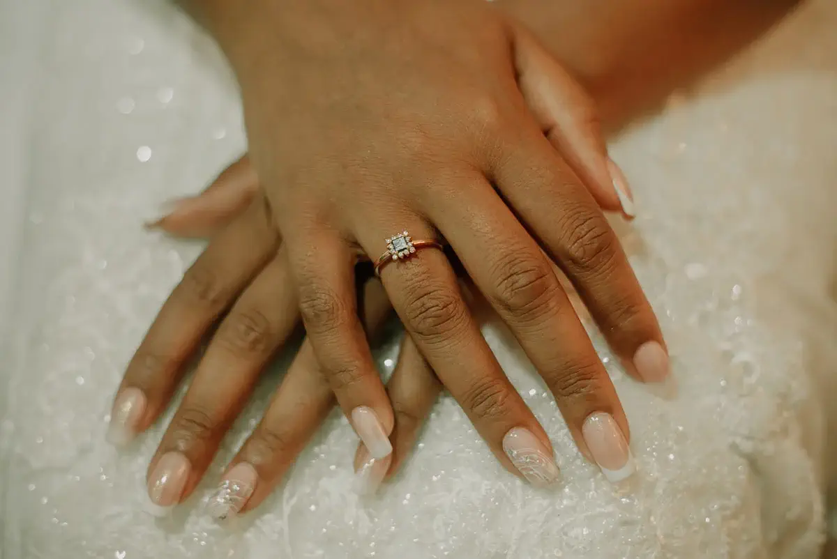Diseño-de-uñas-para-boda-con-brillos Diseño de uñas para boda en tonos nude con un elegante degradado de brillos en la punta.