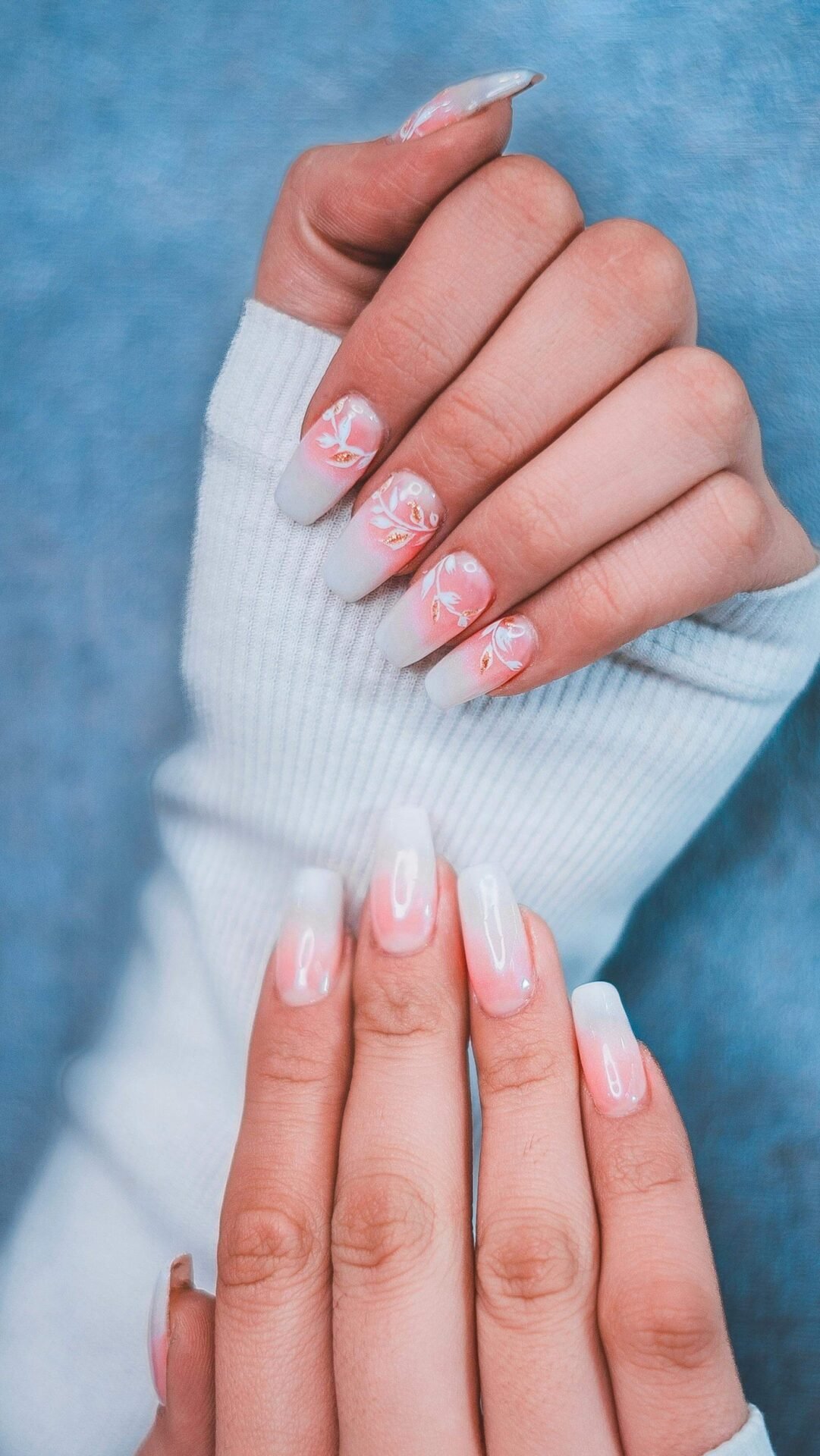 Ideas-uñas-para-novias-2025.jpg Ideas de uñas para novias: un delicado esmalte blanco con un sutil toque de brillo.