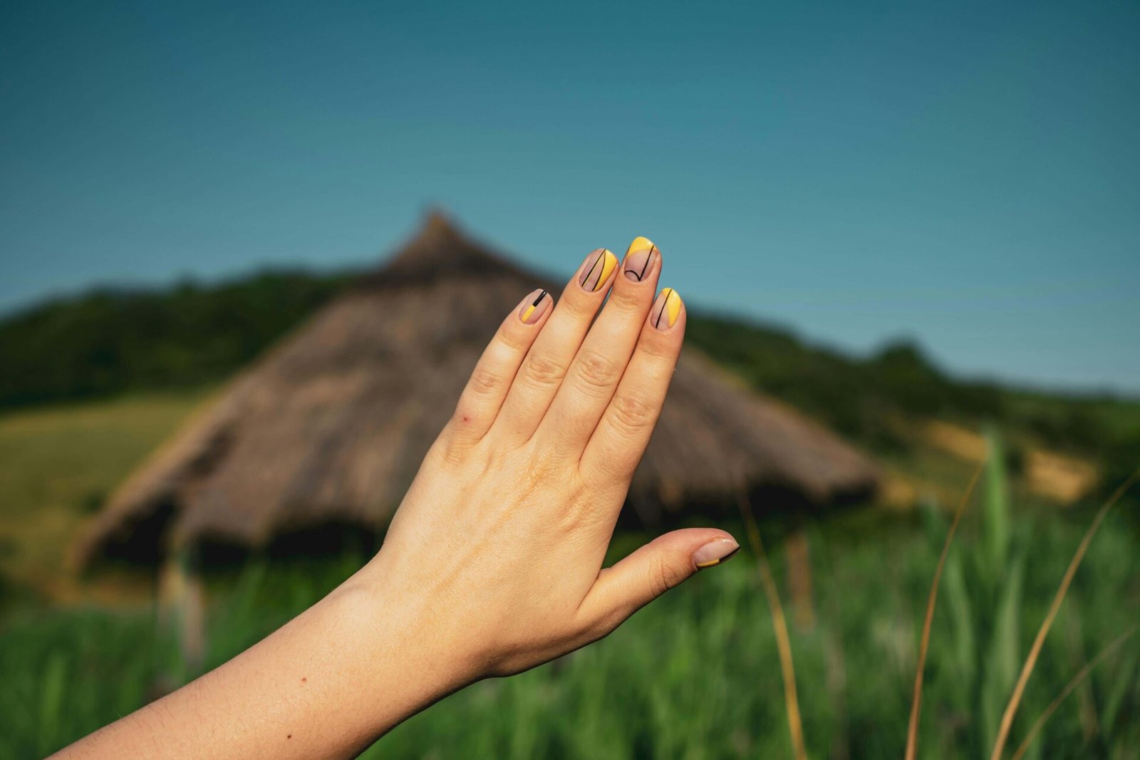 Uñas-para-boda-campestre Manicura en tono natural, perfecta para una boda campestre al aire libre
