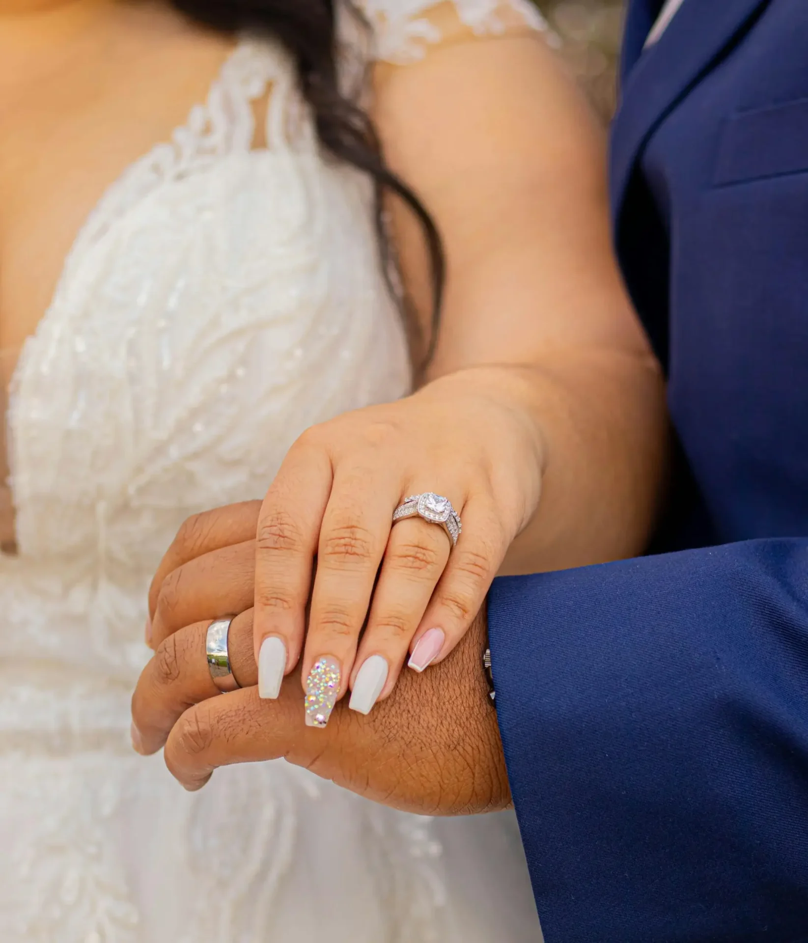 Manicura-francesa-moderna-para-boda.jpg Manicura francesa moderna con detalles sutiles, una de las tendencias en uñas para bodas.