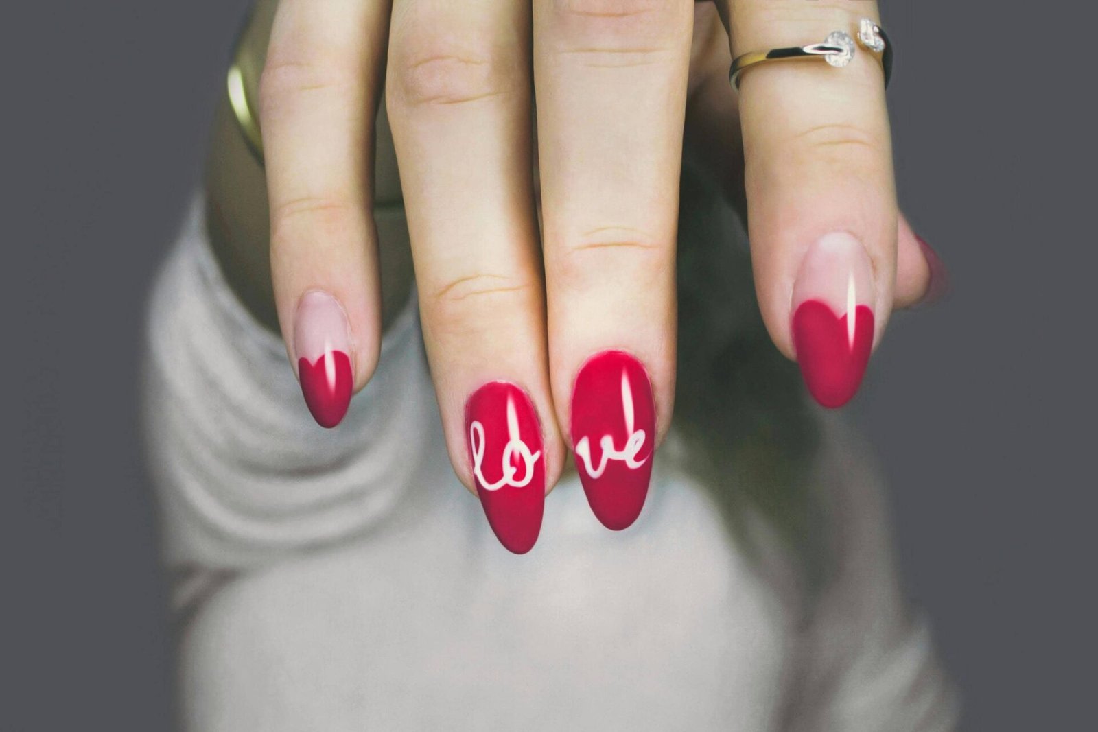 Manicura-perfecta-para-lucir-anillo-de-compromiso Diseño de uñas personalizadas para tu boda