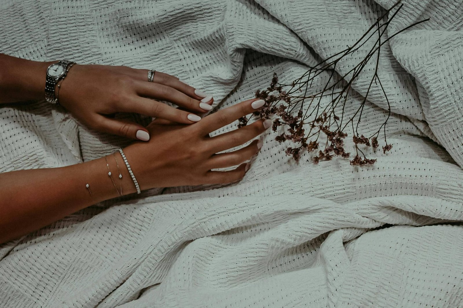 Ideas-uñas-para-novias-2025 Ideas de uñas para novias: un delicado esmalte blanco con un sutil toque de brillo