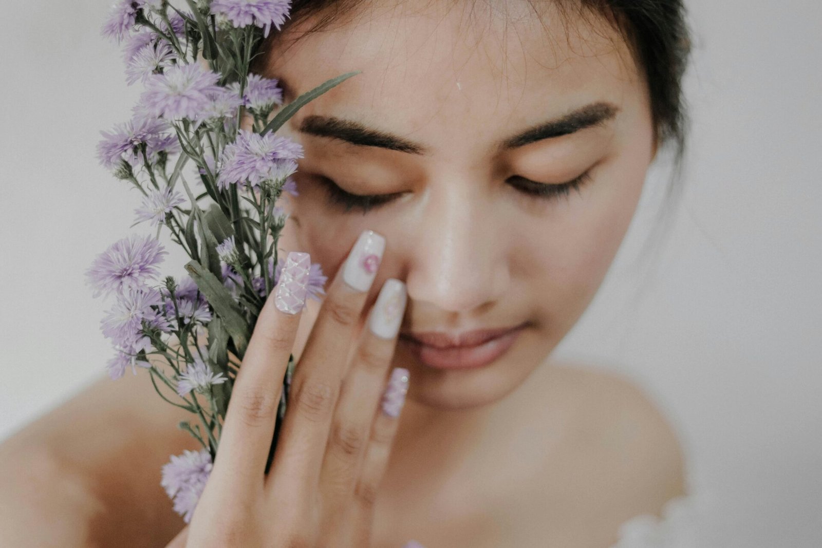 Uñas-decoradas-con-flores-para-novia Delicado diseño de uñas para boda con flores pintadas a mano en tonos suaves
