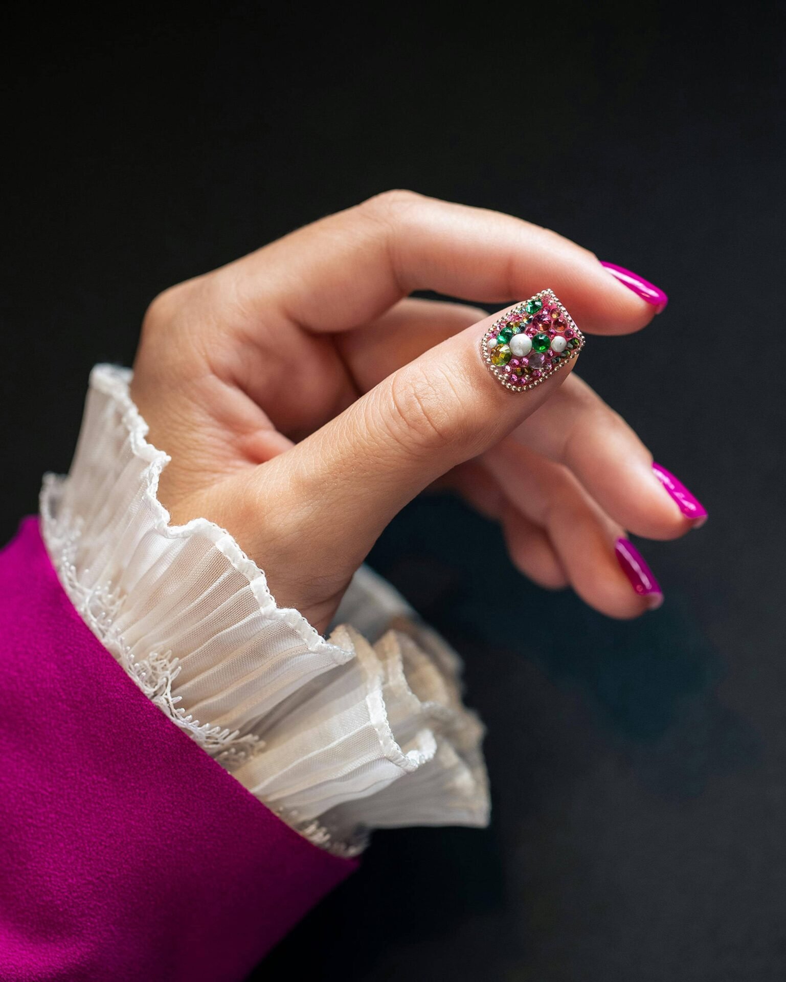 Diseños de uñas con pedreria Uña de acento decorada con pedrería brillante, un toque de glamour para una boda de lujo.