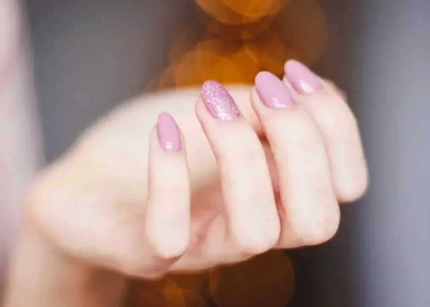 Uñas-de-gel-rosa-palido-para-matrimonio Uñas de gel en un delicado tono rosa pálido, una tendencia en manicura para matrimonio.