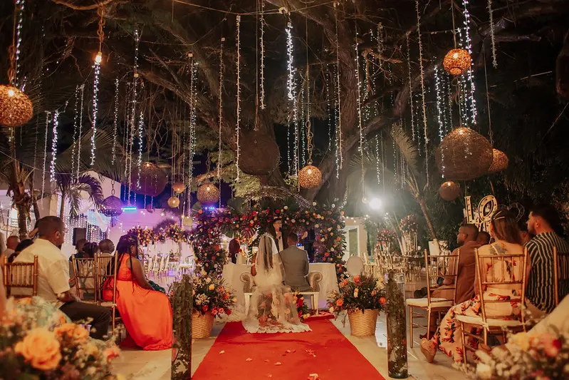 Ceremonia de boda nocturna decorada con luces y flores para casarse en Cartagena