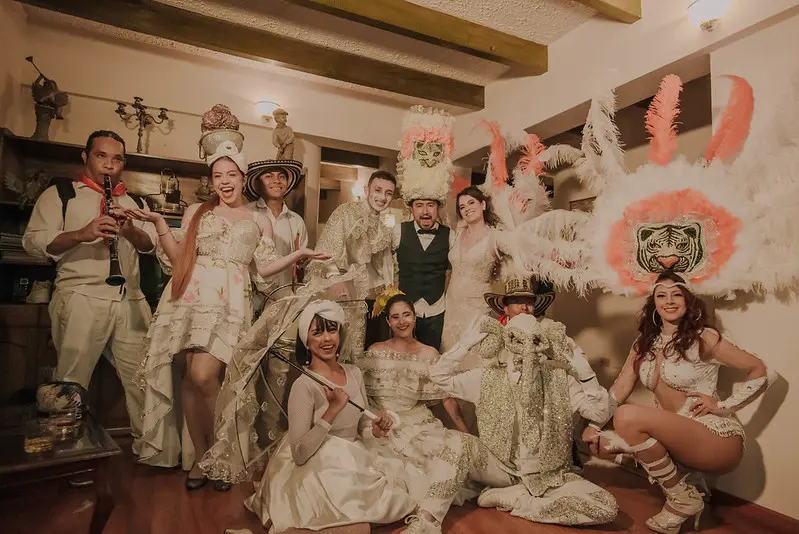 Grupo de personas con trajes tradicionales del Carnaval de barranquilla festejando su boda en Cartagena