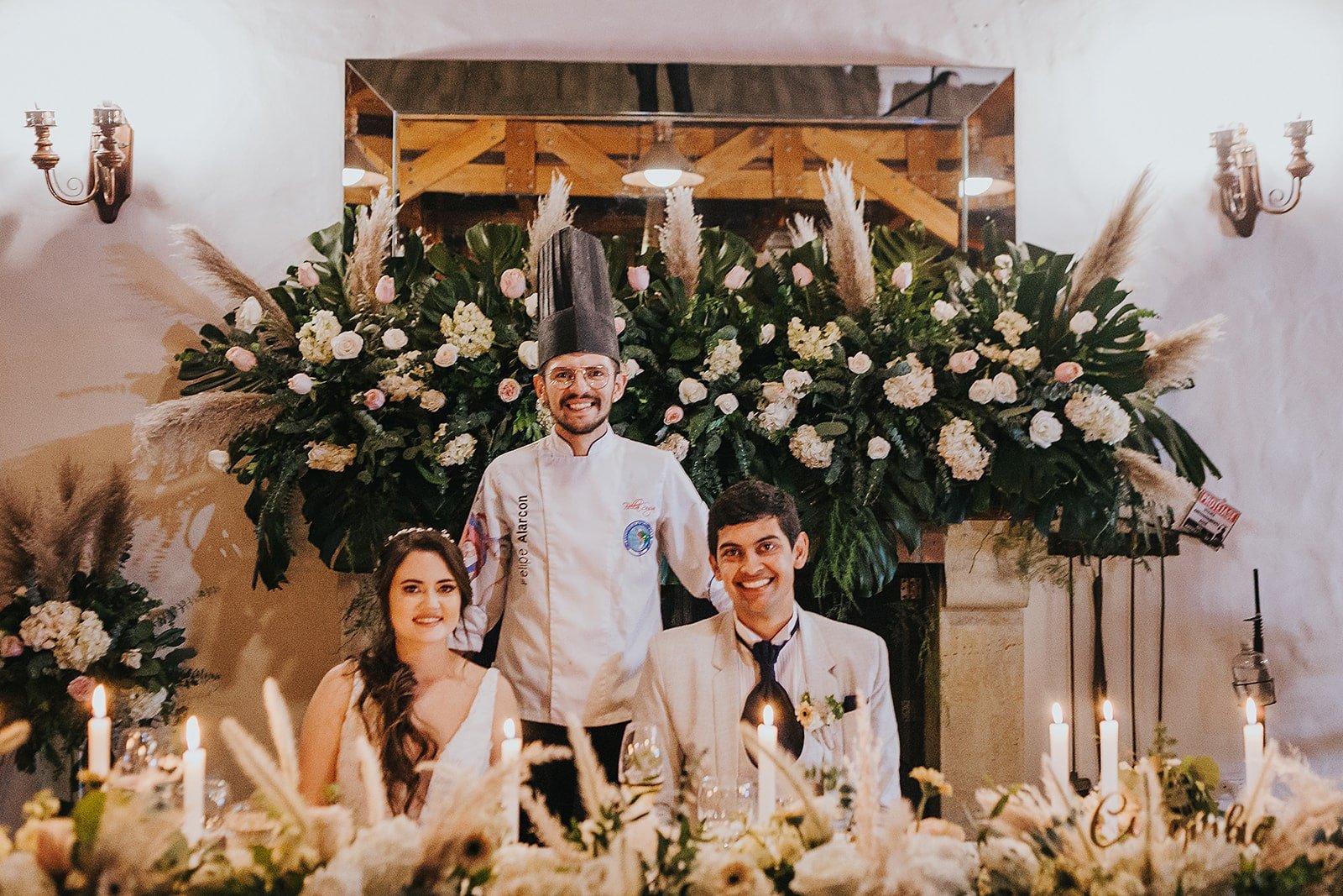 Proveedores de catering organizando el banquete para una boda en Bogotá.