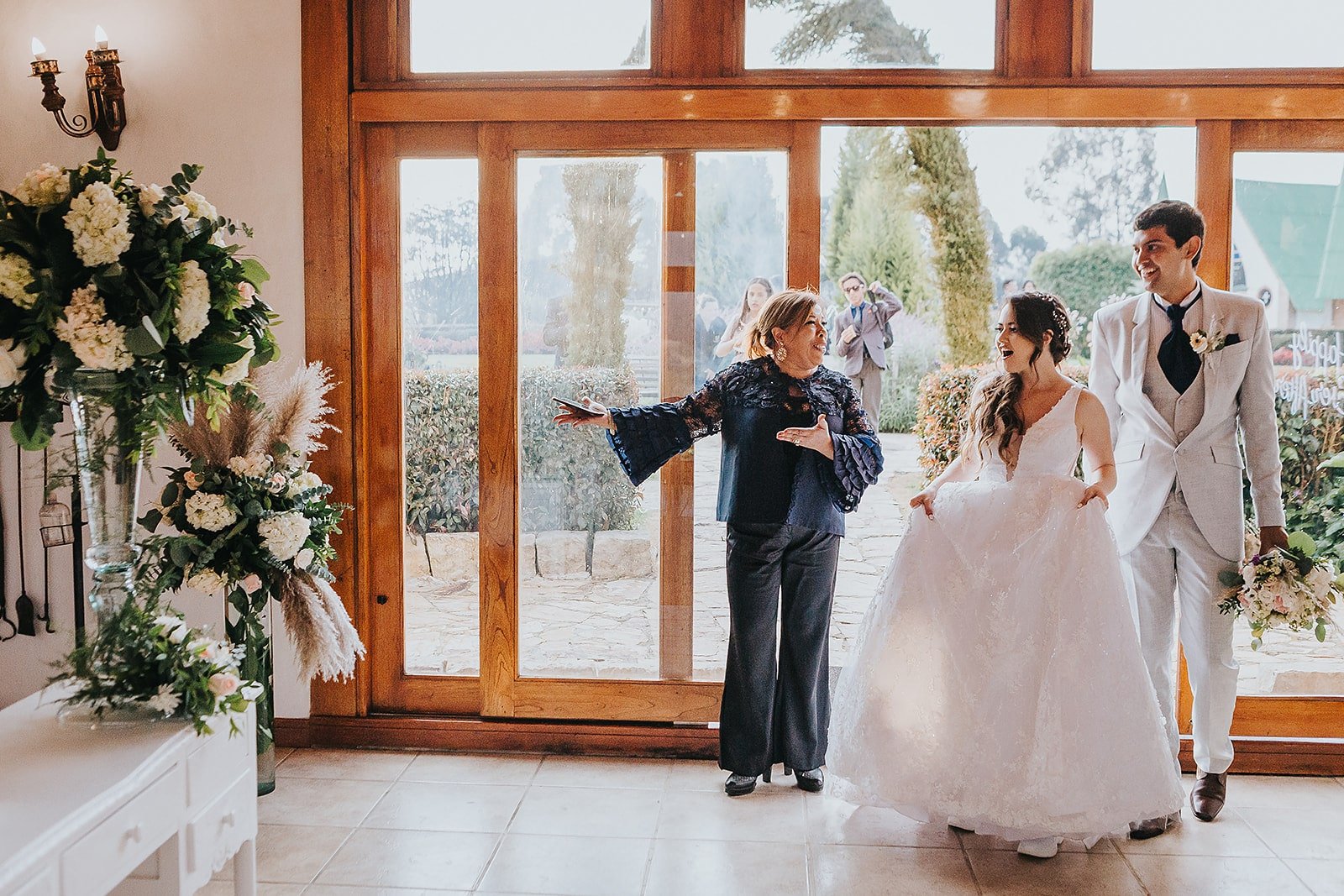 Weddign planner mostrándole la recepción de de bodas a los novios