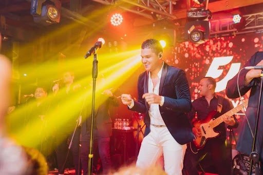 Orquesta para matrimonios en Bogotá interpretando música en vivo en salón de eventos exclusivo.