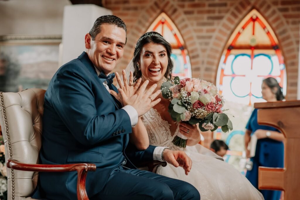 Intercambio de anillos de matrimonio en la mano izquierda, boda en Colombia organizada por Eventos Bella Suiza