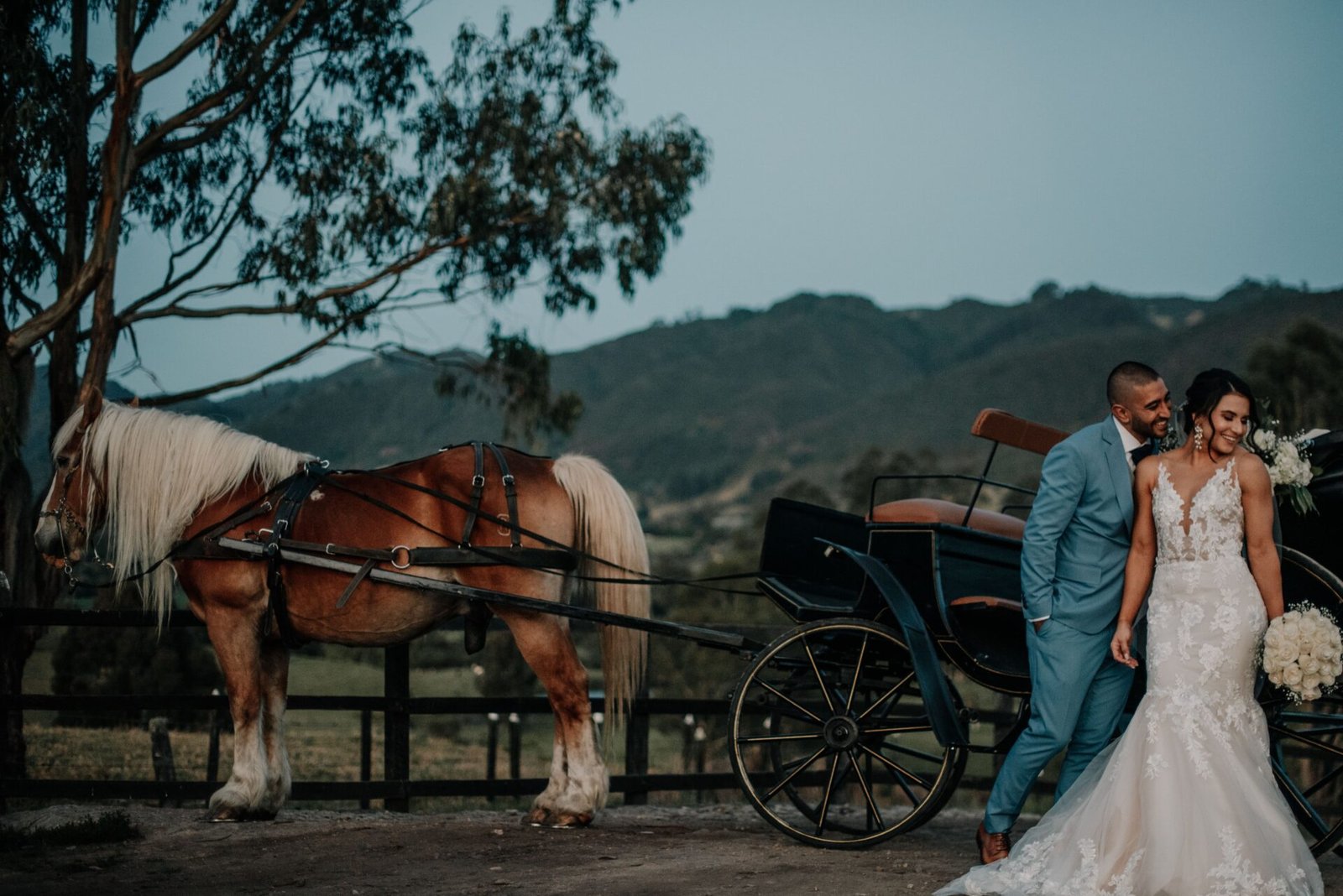 Novios celebrando su boda en un jardín de hacienda cerca de Bogotá, rodeados de naturaleza