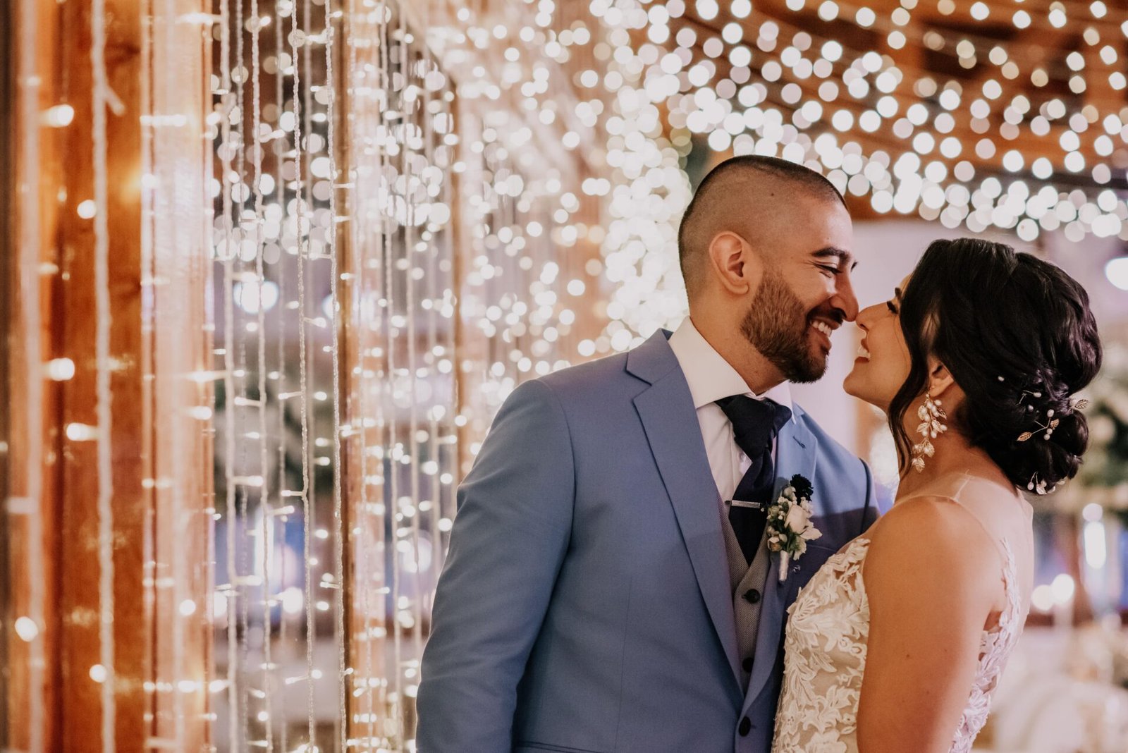 Novios felices por su boda
