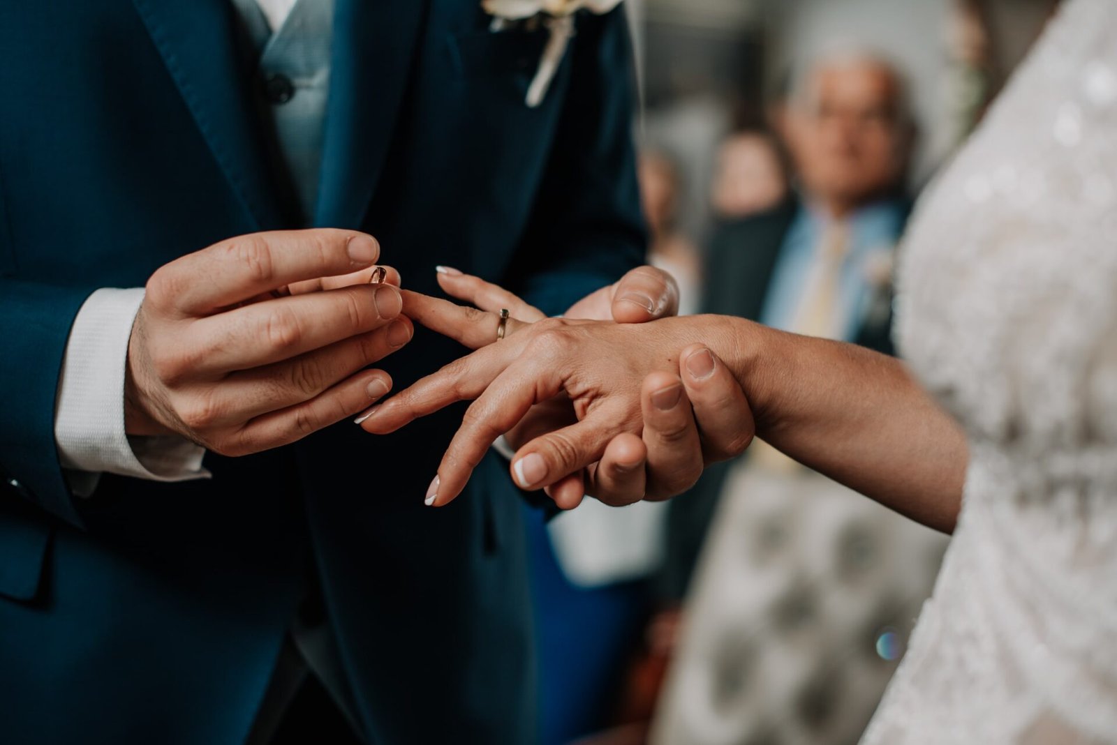 Pareja mostrando sus anillos de boda, representando su unión