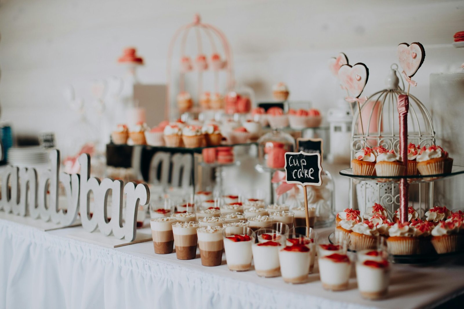 Mesa de postres decorada y etiquetas identificativas, resaltando los sabores.