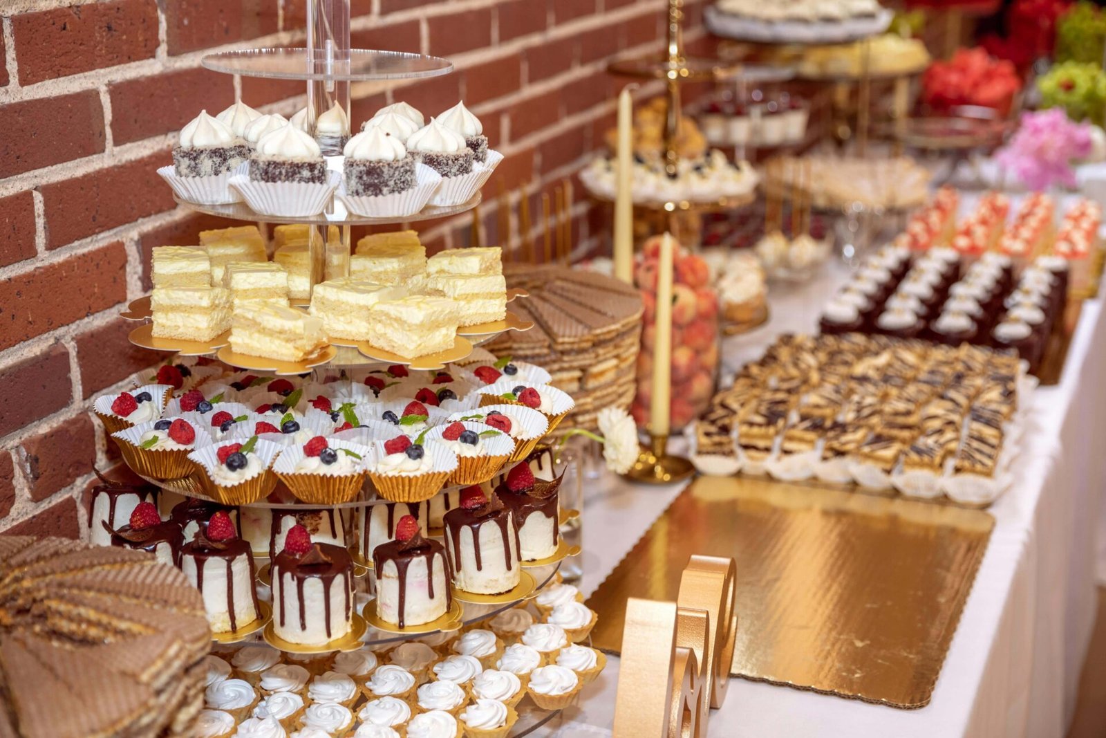 Cake pops y vasitos de postres modernos en una mesa para una boda elegante