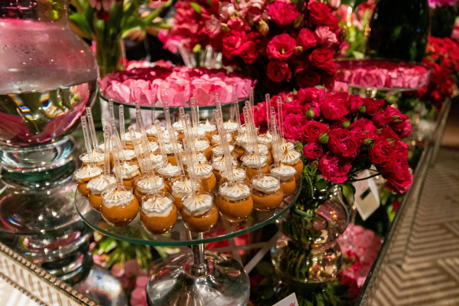 Pastel de bodas decorado con flores frescas y presentado sobre una mesa
