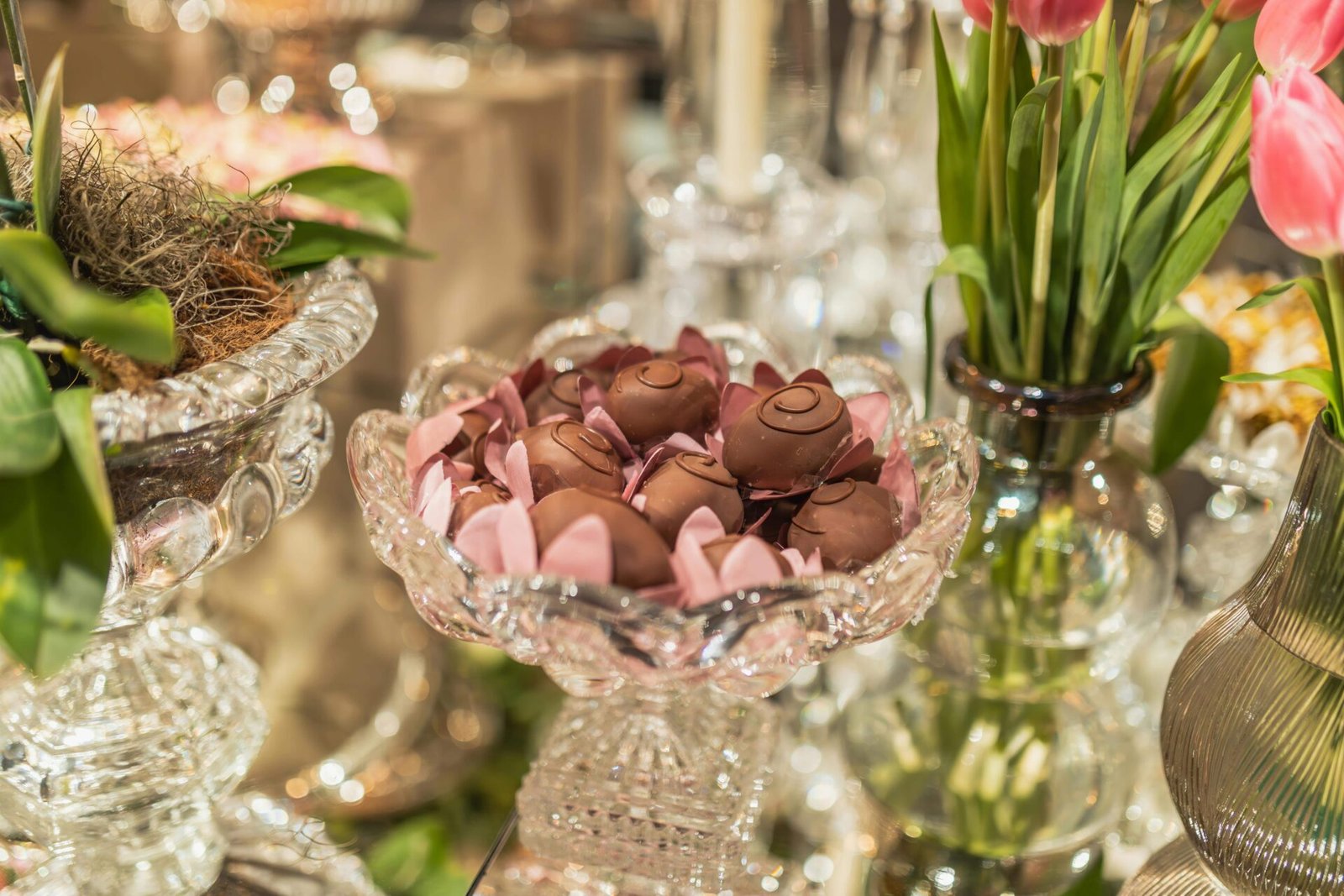 Mesa de postres decorada con flores
