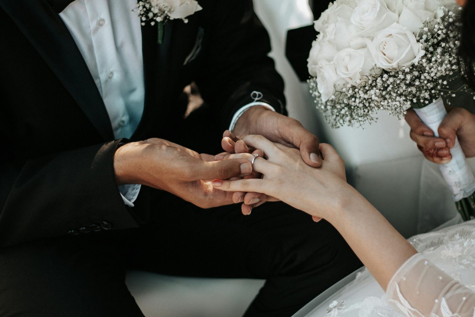 Anillo de matrimonio en el dedo anular izquierdo, destacando su simbolismo