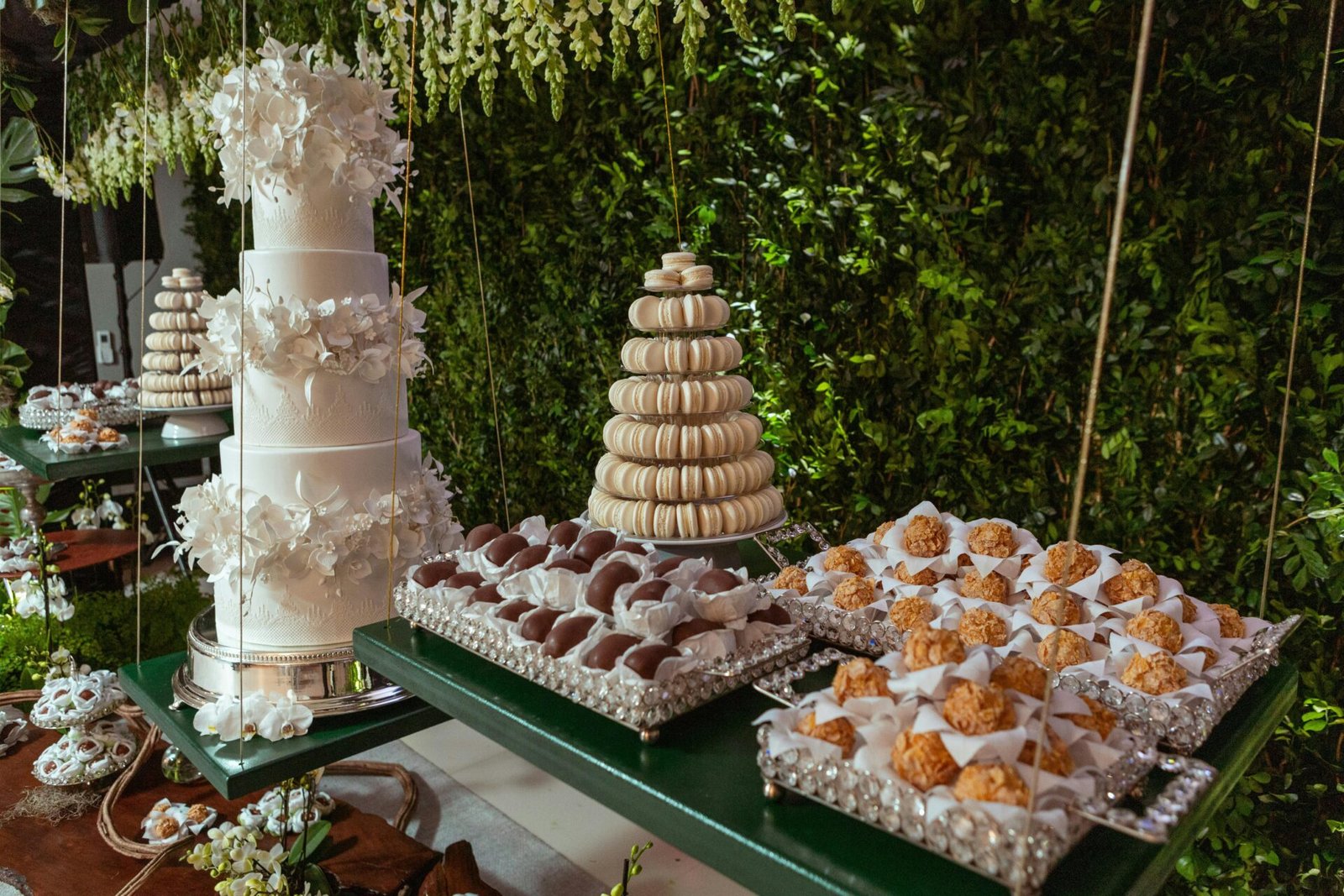 Mesa de postres decorada con galletas, macarons y pasteles pequeños, ideal para una boda clásica