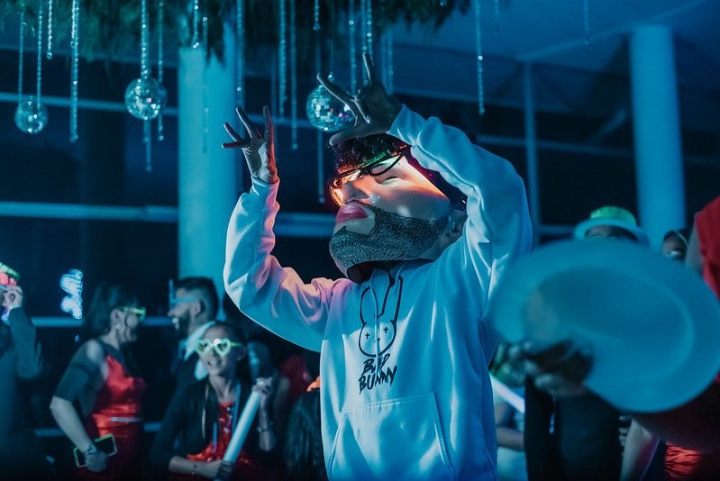 Animación de hora loca temática con accesorios y personajes para bodas campestres en Bogotá
