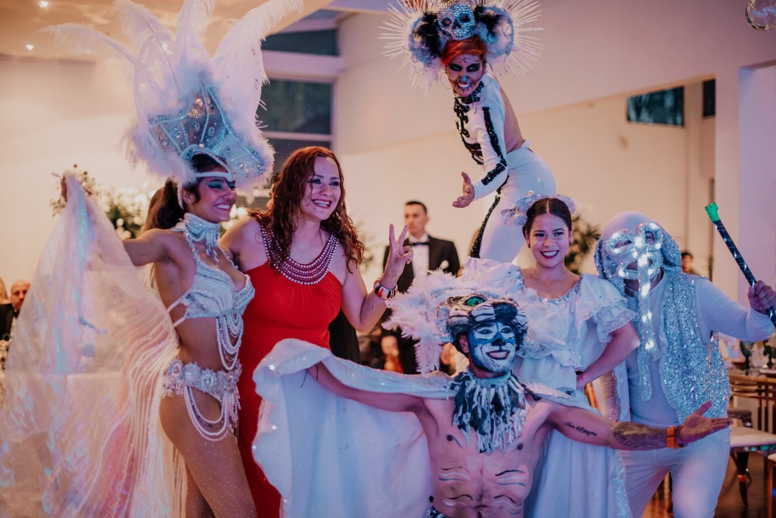 Invitados en una boda en Barranquilla con disfraces y accesorios inspirados en el Carnaval
