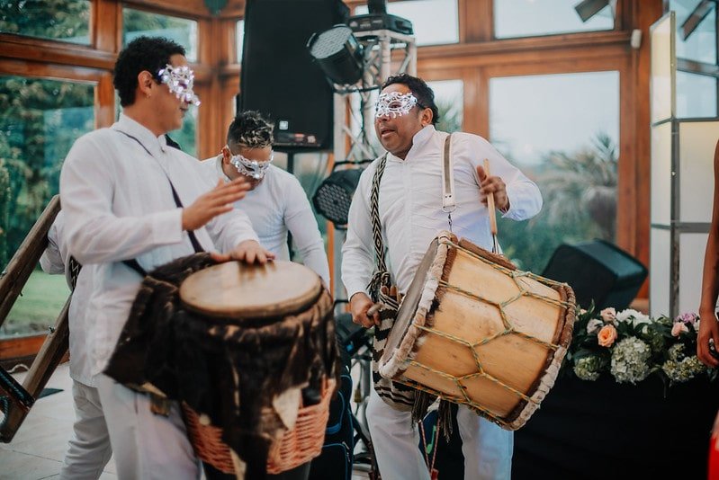 Espectáculo de entretenimiento y show para invitados durante la fiesta de boda en hacienda