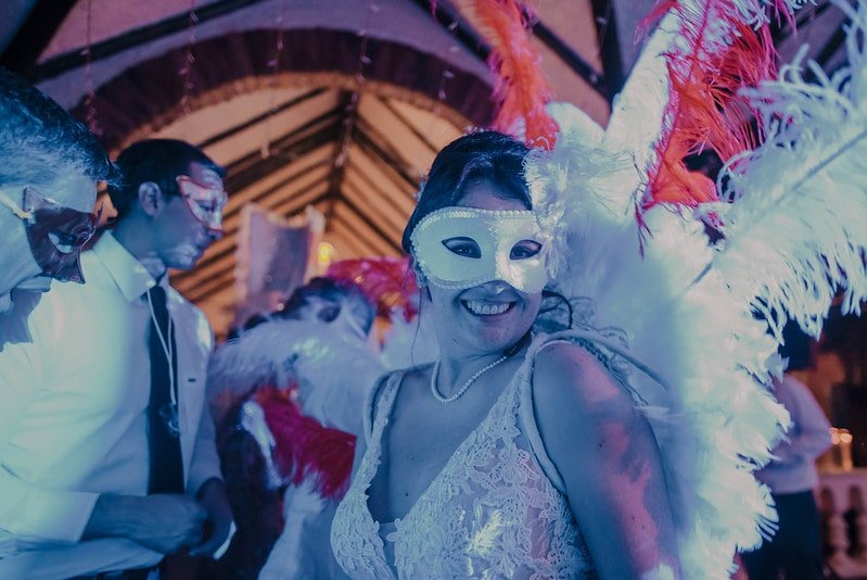 Banda en vivo y tambores tocando música tradicional en una boda barranquillera, con ambiente festivo y cultural.