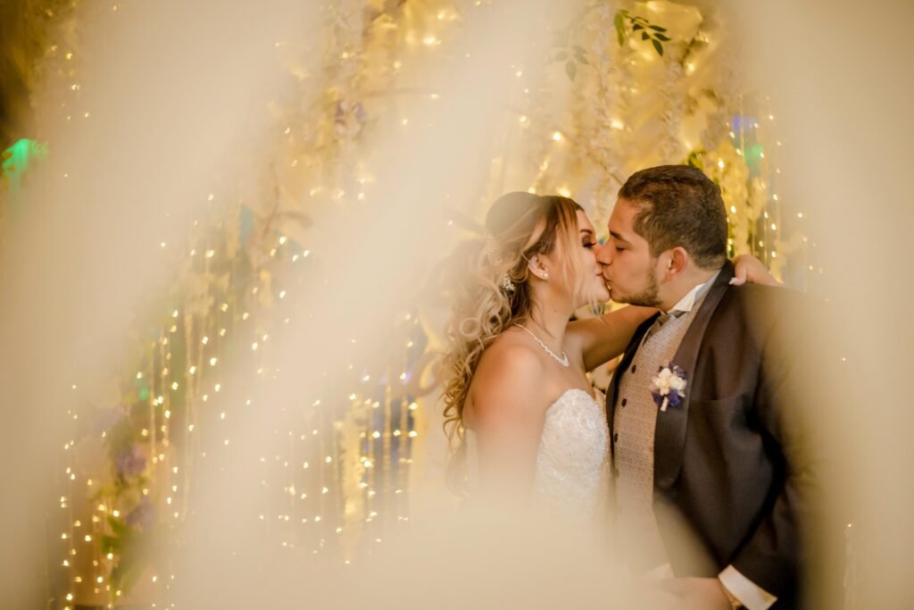 Novios en un momento especial de su boda organizada por Eventos Bella Suiza en Chía