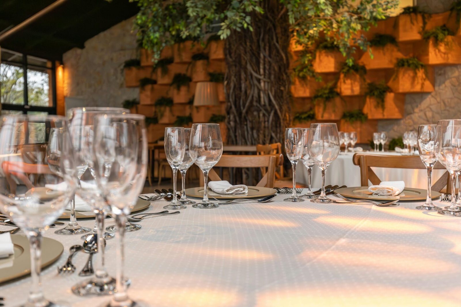 Mesa decorada con mantel y cristaleria para eventos bodas
