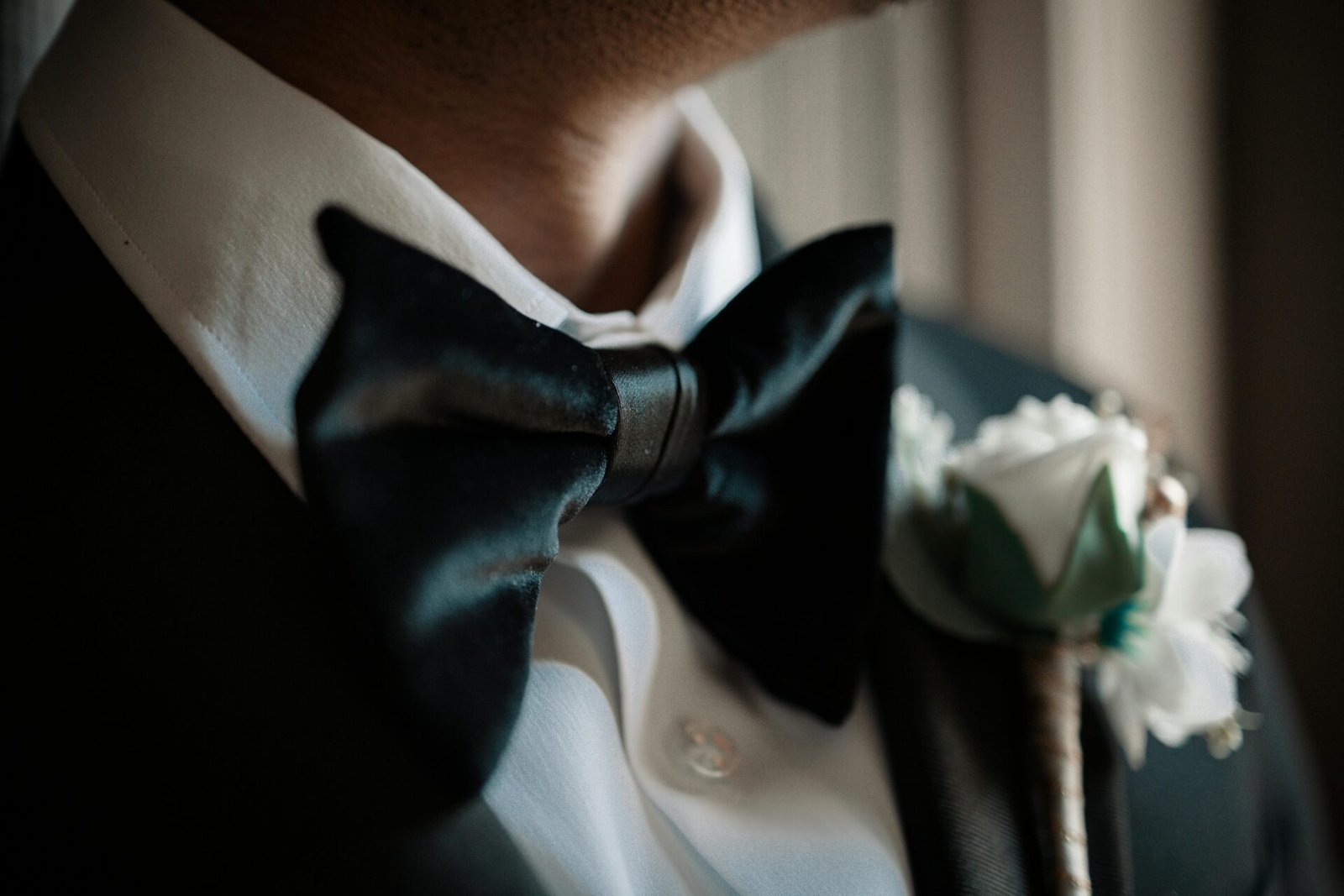 Novio con corbatín mostrando un look personalizado.