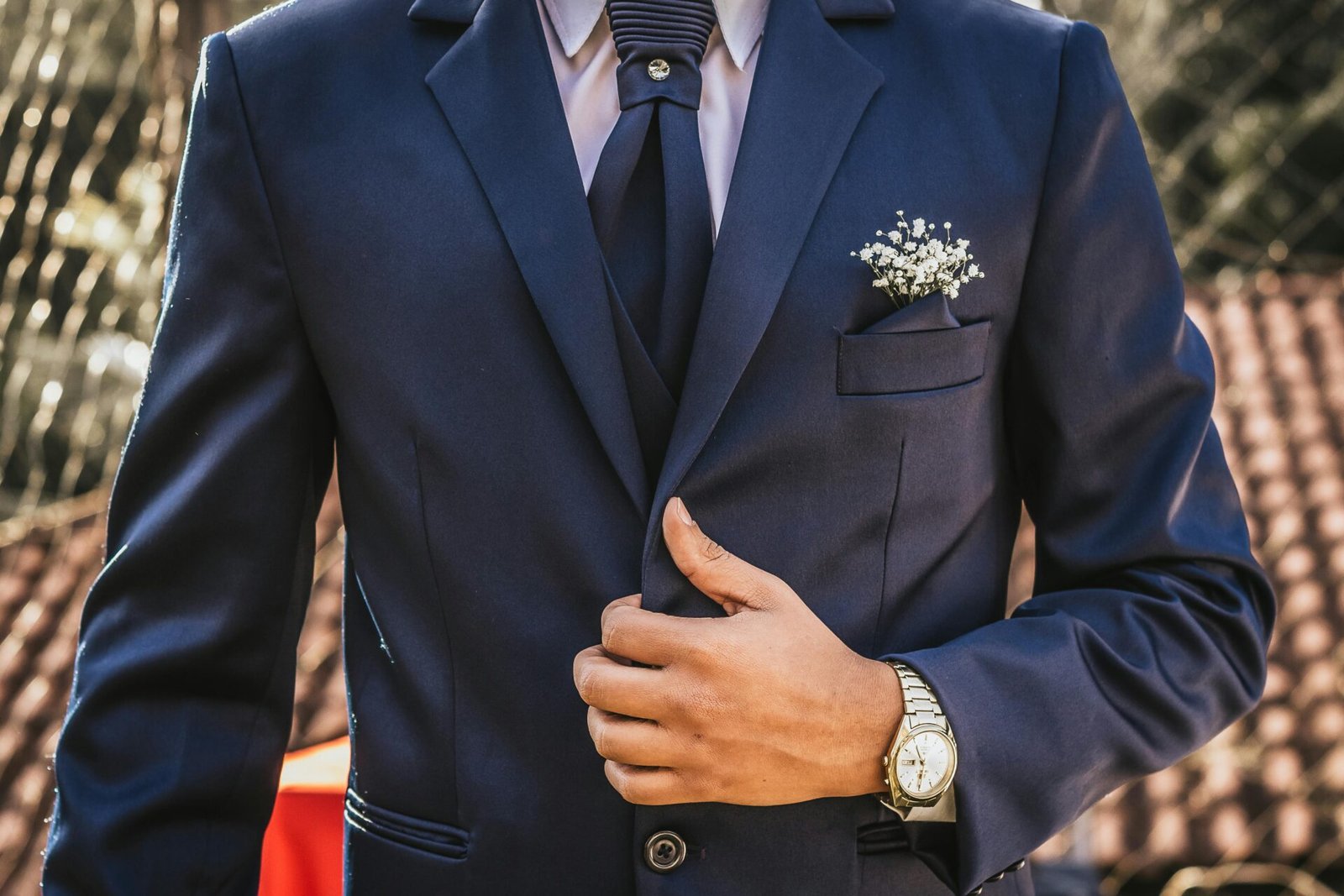 Novio con traje azul marino y corbata a juego, destacando un estilo clásico y sofisticado